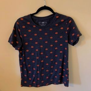 Grey and orange pumpkin tee